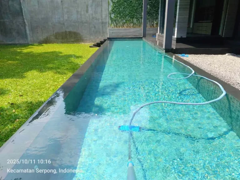 Teknisi Tirta Water Pool melakukan jasa perawatan kolam renang Alam sutera